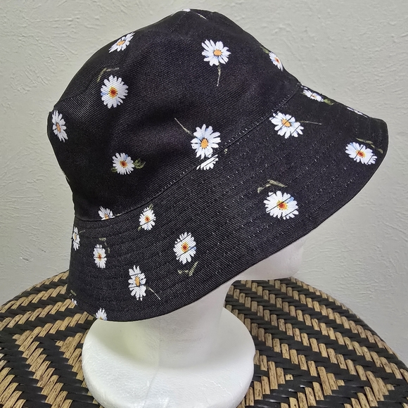 Alice + Olivia Bucket Hat Reversible - Picture 5 of 9
